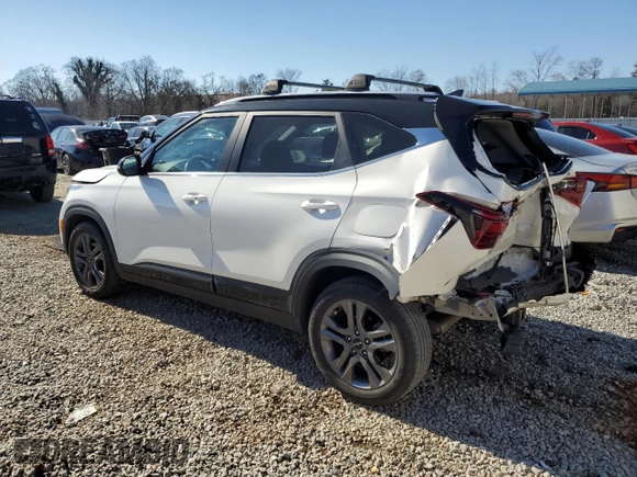2023 Kia Seltos S z VIN KNDEU2AA5P7384758, wystawiony jako Copart lot #43904855 z przebiegiem 48 559 mil mil oraz Szkoda całkowita • Salvage title. Historia ofert i sprzedaży dostępna na DreamBid. Obrazek 2.