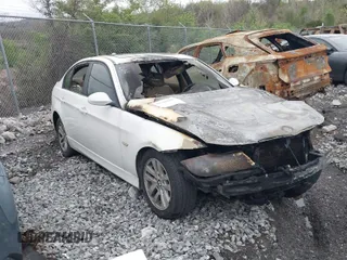 2006 BMW 3 Series 325i with VIN WBAVB13576PT05571, listed as a IAAI auction lot 41948698 with 1 mi miles. Bid and sale history available at carsss.com. Image 1.