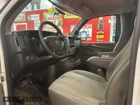 2014 Chevrolet Express Cargo z VIN 1GCWGFCA7E1198607, wystawiony jako IAAI lot #42480161 z przebiegiem 210 462 mil mil oraz . Historia ofert i sprzedaży dostępna na DreamBid. Obrazek 19.