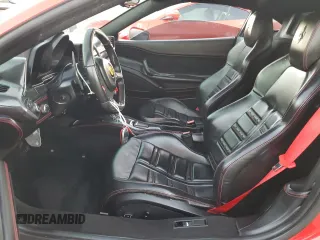 2010 Ferrari 458 Italia z VIN ZFF67NFA8A0176042, wystawiony jako Copart lot #74711994 z przebiegiem 13 056 mil mil oraz Nie do naprawy. Historia ofert i sprzedaży dostępna na DreamBid. Obrazek 7.