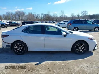 2023 Toyota Camry SE z VIN 4T1G11BK2PU076186, wystawiony jako IAAI lot #41602143 z przebiegiem 18 307 mil mil oraz . Historia ofert i sprzedaży dostępna na DreamBid. Obrazek 13.