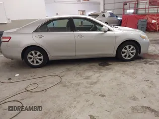 2010 Toyota Camry z VIN 4T4BF3EK4AR021612, wystawiony jako IAAI lot #41308791 z przebiegiem 329 133 mil mil oraz . Historia ofert i sprzedaży dostępna na DreamBid. Obrazek 4.