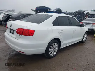 2014 Volkswagen Jetta Sedan SE w/Connectivity with VIN 3VWD07AJ7EM330558, listed as a IAAI auction lot 41353302 with 128,382 mi miles. Bid and sale history available at carsss.com. Image 4.