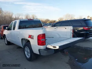 2009 Chevrolet Silverado 1500 LT with VIN 1GCEK29069Z290607, listed as a IAAI auction lot 41752949 with 252,172 mi miles. Bid and sale history available at carsss.com. Image 3.