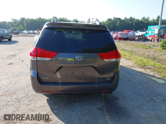 2012 Toyota Sienna XLE z VIN 5TDDK3DC9CS036692, wystawiony jako IAAI lot #42861841 z przebiegiem 122 070 mil mil oraz . Historia ofert i sprzedaży dostępna na DreamBid. Obrazek 16.