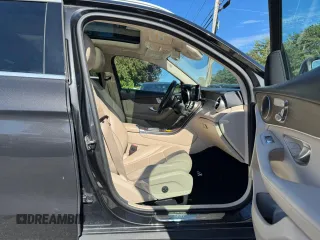 2020 Mercedes-Benz GLC 300 z VIN WDC0G8DB6LF673683, wystawiony jako Copart lot #65841355 z przebiegiem 86 329 mil mil oraz Czysty tytuł • Clean title. Historia ofert i sprzedaży dostępna na DreamBid. Obrazek 5.