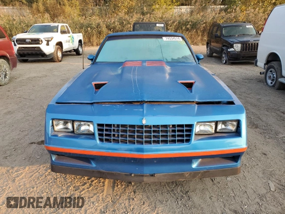 1984 Chevrolet Monte Carlo z VIN 1G1AZ37GXER137103, wystawiony jako Copart lot #74534514 z przebiegiem Nie podano mil oraz Tytuł czysty. Historia ofert i sprzedaży dostępna na DreamBid. Obrazek 5.