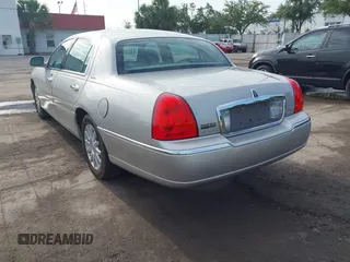 2007 Lincoln Town Car Signature с VIN 1LNHM81V97Y603665, выставлен на аукционе IAAI как лот 42224688 с пробегом 82 861 миль миль и . История ставок и продаж доступна на DreamBid. Изображение 3.