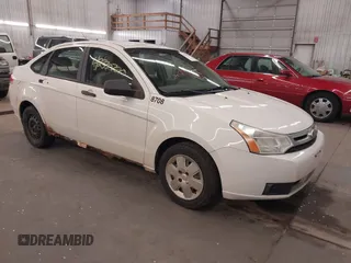 2010 Ford Focus S z VIN 1FAHP3EN6AW298708, wystawiony jako IAAI lot #42330720 z przebiegiem 210 067 mil mil oraz . Historia ofert i sprzedaży dostępna na DreamBid. Obrazek 1.