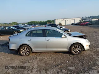 2010 Volkswagen Jetta Limited Edition с VIN 3VWRX7AJ8AM051566, выставлен на аукционе IAAI как лот 42568293 с пробегом 143 017 миль миль и . История ставок и продаж доступна на DreamBid. Изображение 14.