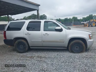 2010 Chevrolet Tahoe LT z VIN 1GNMCBE39AR148868, wystawiony jako IAAI lot #42378981 z przebiegiem 206 233 mil mil oraz . Historia ofert i sprzedaży dostępna na DreamBid. Obrazek 13.