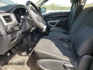 2017 Nissan Titan SV z VIN 1N6AA1EJ8HN522119, wystawiony jako Copart lot #52708905 z przebiegiem 139 582 mil mil oraz Szkoda całkowita • Salvage title. Historia ofert i sprzedaży dostępna na DreamBid. Obrazek 7.