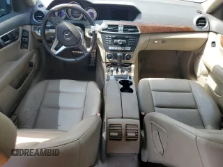 2014 Mercedes-Benz C 300 Sport z VIN WDDGF8AB2ER301759, wystawiony jako Copart lot #54536325 z przebiegiem 110 362 mil mil oraz Szkoda całkowita • Salvage title. Historia ofert i sprzedaży dostępna na DreamBid. Obrazek 8.