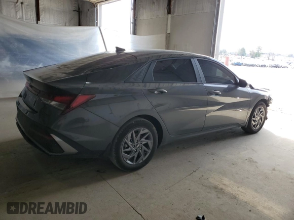 2024 Hyundai Elantra SEL z VIN KMHLM4DG4RU818817, wystawiony jako Copart lot #51142255 z przebiegiem 10 725 mil mil oraz Szkoda całkowita • Salvage title. Historia ofert i sprzedaży dostępna na DreamBid. Obrazek 3.