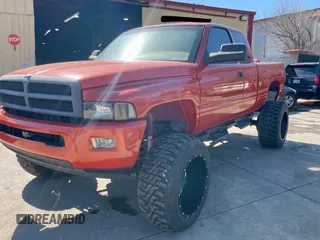 2000 Dodge 2500 z VIN 3B7KF2363YG104640, wystawiony jako Copart lot #45928635 z przebiegiem 206 162 mil mil oraz Czysty tytuł • Clean title. Historia ofert i sprzedaży dostępna na DreamBid. Obrazek 2.