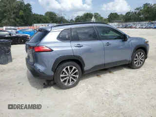 2022 Toyota Corolla Cross XLE z VIN 7MUDAAAG9NV036831, wystawiony jako Copart lot #60986125 z przebiegiem 6 642 mil mil oraz Szkoda całkowita • Salvage title. Historia ofert i sprzedaży dostępna na DreamBid. Obrazek 3.
