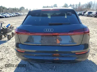 2024 Audi Q8 e-tron Premium Plus z VIN WA15AAGE2RB022720, wystawiony jako Copart lot #80526654 z przebiegiem 11 445 mil mil oraz Szkoda całkowita • Salvage title. Historia ofert i sprzedaży dostępna na DreamBid. Obrazek 6.