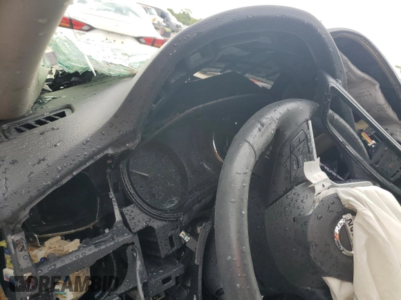 2017 Nissan Rogue SV z VIN KNMAT2MV3HP525943, wystawiony jako Copart lot #67040194 z przebiegiem Nie podano mil oraz Szkoda całkowita • Salvage title. Historia ofert i sprzedaży dostępna na DreamBid. Obrazek 9.