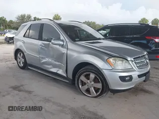 2006 Mercedes-Benz M 500 z VIN 4JGBB75E06A006024, wystawiony jako IAAI lot #42477075 z przebiegiem 164 740 mil mil oraz . Historia ofert i sprzedaży dostępna na DreamBid. Obrazek 1.