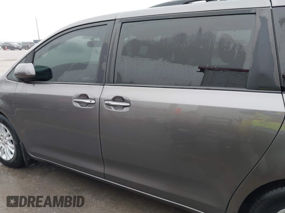 2017 Toyota Sienna XLE Auto Access Seat with VIN 5TDYZ3DC8HS776058, listed as a IAAI auction lot 41945909 with 138,899 mi miles. Bid and sale history available at carsss.com. Image 15.