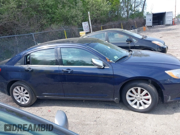 2014 Chrysler 200 Limited z VIN 1C3CCBCG2EN192433, wystawiony jako IAAI lot #42211314 z przebiegiem 158 668 mil mil oraz . Historia ofert i sprzedaży dostępna na DreamBid. Obrazek 14.
