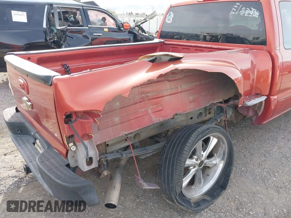 2001 Chevrolet Silverado 1500 LS with VIN 2GCEC19T111377779, listed as a IAAI auction lot 41922163 with 197,971 mi miles. Bid and sale history available at carsss.com. Image 6.