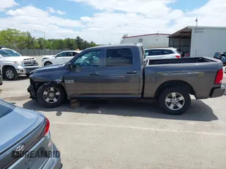 2018 Ram 1500 Express z VIN 1C6RR6KT7JS350875, wystawiony jako IAAI lot #42259123 z przebiegiem 138 116 mil mil oraz . Historia ofert i sprzedaży dostępna na DreamBid. Obrazek 15.