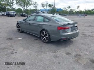 2023 Audi A5 Sportback S line Premium Plus z VIN WAUFACF56PA038023, wystawiony jako IAAI lot #42074137 z przebiegiem 15 998 mil mil oraz . Historia ofert i sprzedaży dostępna na DreamBid. Obrazek 3.