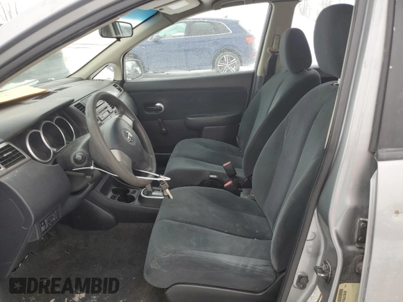 2010 Nissan Versa S z VIN 3N1BC1CP2AL403483, wystawiony jako Copart lot #46394465 z przebiegiem 270 270 mil mil oraz Szkoda całkowita • Salvage title. Historia ofert i sprzedaży dostępna na DreamBid. Obrazek 7.