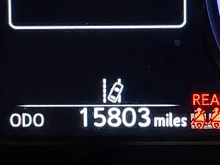 2024 Lexus UX 250h Premium z VIN JTHP9JBH5R2071157, wystawiony jako IAAI lot #42314505 z przebiegiem 15 803 mil mil oraz . Historia ofert i sprzedaży dostępna na DreamBid. Obrazek 16.