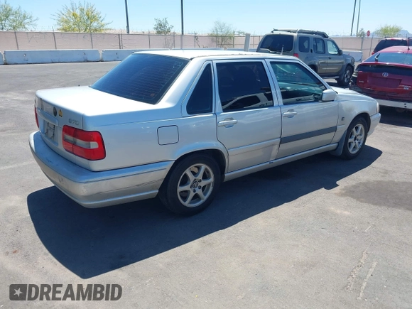 1999 Volvo S70 z VIN YV1LS55A0X2597598, wystawiony jako IAAI lot #42249040 z przebiegiem 280 390 mil mil oraz . Historia ofert i sprzedaży dostępna na DreamBid. Obrazek 4.