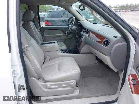 2014 Chevrolet Suburban LT with VIN 1GNSCJE06ER231476, listed as a IAAI auction lot 41768616 with 88,581 mi miles. Bid and sale history available at carsss.com. Image 5.
