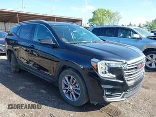 2024 GMC Terrain SLT z VIN 3GKALVEG1RL277792, wystawiony jako IAAI lot #42219985 z przebiegiem 32 388 mil mil oraz . Historia ofert i sprzedaży dostępna na DreamBid. Obrazek 1.