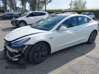 2018 Tesla Model 3 Long Range Battery z VIN 5YJ3E1EA8JF162130, wystawiony jako IAAI lot #41933015 z przebiegiem 50 081 mil mil oraz . Historia ofert i sprzedaży dostępna na DreamBid. Obrazek 2.