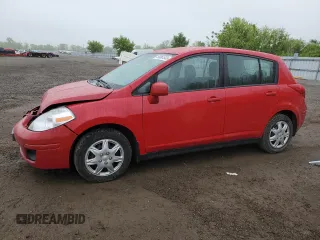 2009 Nissan Versa S z VIN 3N1BC13E99L468566, wystawiony jako Copart lot #58661845 z przebiegiem 141 822 mil mil oraz Czysty tytuł • Clean title. Historia ofert i sprzedaży dostępna na DreamBid. Obrazek 1.