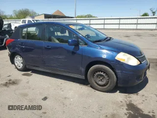 2008 Nissan Versa S z VIN 3N1BC13E48L464200, wystawiony jako Copart lot #55180675 z przebiegiem 90 854 mil mil oraz Szkoda całkowita • Salvage title. Historia ofert i sprzedaży dostępna na DreamBid. Obrazek 4.