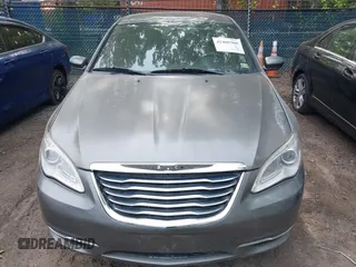 2013 Chrysler 200 Touring z VIN 1C3CCBBB5DN714654, wystawiony jako IAAI lot #42409300 z przebiegiem 177 498 mil mil oraz . Historia ofert i sprzedaży dostępna na DreamBid. Obrazek 6.