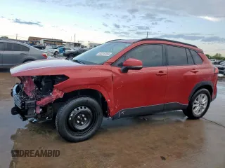 2023 Toyota Corolla Cross LE z VIN 7MUCAAAG0PV057436, wystawiony jako Copart lot #54212355 z przebiegiem 61 683 mil mil oraz Szkoda całkowita • Salvage title. Historia ofert i sprzedaży dostępna na DreamBid. Obrazek 1.
