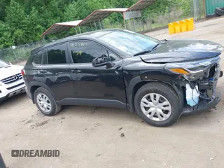 2023 Toyota Corolla Cross L z VIN 7MUAAABG8PV056556, wystawiony jako IAAI lot #42212865 z przebiegiem 13 948 mil mil oraz . Historia ofert i sprzedaży dostępna na DreamBid. Obrazek 13.