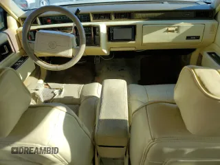 1990 Cadillac DeVille z VIN 1G6CD5333L4256377, wystawiony jako Copart lot #42613635 z przebiegiem 136 754 mil mil oraz Szkoda całkowita • Salvage title. Historia ofert i sprzedaży dostępna na DreamBid. Obrazek 8.