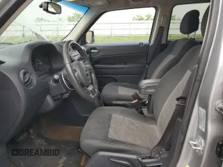 2017 Jeep Patriot Latitude z VIN 1C4NJPFA6HD149805, wystawiony jako Copart lot #54381665 z przebiegiem 88 011 mil mil oraz Szkoda całkowita • Salvage title. Historia ofert i sprzedaży dostępna na DreamBid. Obrazek 7.