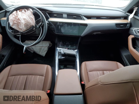 2024 Audi Q8 e-tron Premium Plus z VIN WA15AAGE3RB027165, wystawiony jako Copart lot #42250375 z przebiegiem 15 926 mil mil oraz Szkoda całkowita • Salvage title. Historia ofert i sprzedaży dostępna na DreamBid. Obrazek 8.