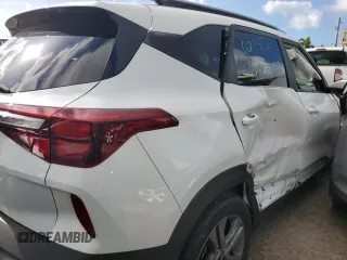 2023 Kia Seltos LX z VIN KNDEP2AA8P7463168, wystawiony jako Copart lot #49137795 z przebiegiem Nie podano mil oraz Szkoda całkowita • Salvage title. Historia ofert i sprzedaży dostępna na DreamBid. Obrazek 3.