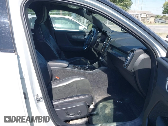 2021 Volvo XC40 R-Design z VIN YV4AC2HM8M2562007, wystawiony jako IAAI lot #42047885 z przebiegiem Nie podano mil oraz . Historia ofert i sprzedaży dostępna na DreamBid. Obrazek 5.
