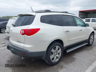 2012 Chevrolet Traverse LTZ z VIN 1GNKRLED1CJ115529, wystawiony jako IAAI lot #41985127 z przebiegiem 85 364 mil mil oraz . Historia ofert i sprzedaży dostępna na DreamBid. Obrazek 4.