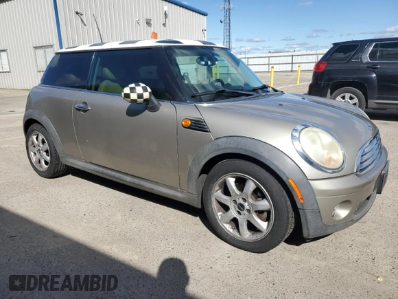 2010 MINI Hardtop z VIN WMWMF3C53ATZ63755, wystawiony jako Copart lot #49038975 z przebiegiem 104 080 mil mil oraz Szkody całkowita. Historia ofert i sprzedaży dostępna na DreamBid. Obrazek 4.