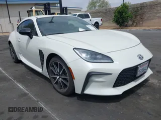 2023 Toyota 86 z VIN JF1ZNBC13P8760174, wystawiony jako IAAI lot #42047420 z przebiegiem 14 878 mil mil oraz . Historia ofert i sprzedaży dostępna na DreamBid. Obrazek 1.