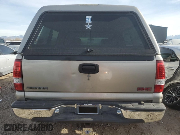 2000 GMC New Sierra 1500 SLE with VIN 2GTEK19T7Y1310097, listed as a Copart auction lot 84557764 with 257,060 mi miles and Salvage Title. Bid and sale history available at carsss.com. Image 6.
