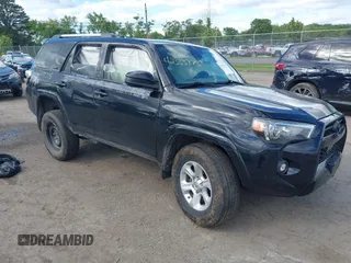 2021 Toyota 4Runner SR5 z VIN JTEMU5JR1M5877746, wystawiony jako IAAI lot #42333775 z przebiegiem 95 244 mil mil oraz . Historia ofert i sprzedaży dostępna na DreamBid. Obrazek 1.