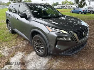2021 Nissan Rogue S z VIN 5N1AT3AA0MC681510, wystawiony jako Copart lot #61508615 z przebiegiem 294 098 mil mil oraz Czysty tytuł • Clean title. Historia ofert i sprzedaży dostępna na DreamBid. Obrazek 1.